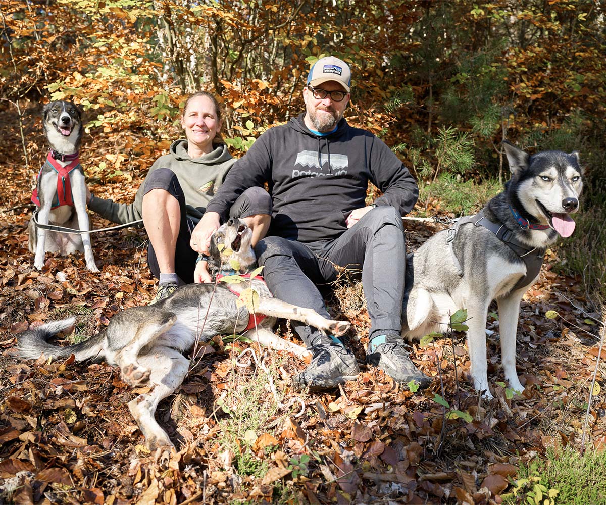 Viola und Peter Hummel vom Team Simply Outside Human Dog Adventures mit Ihren Hunden 