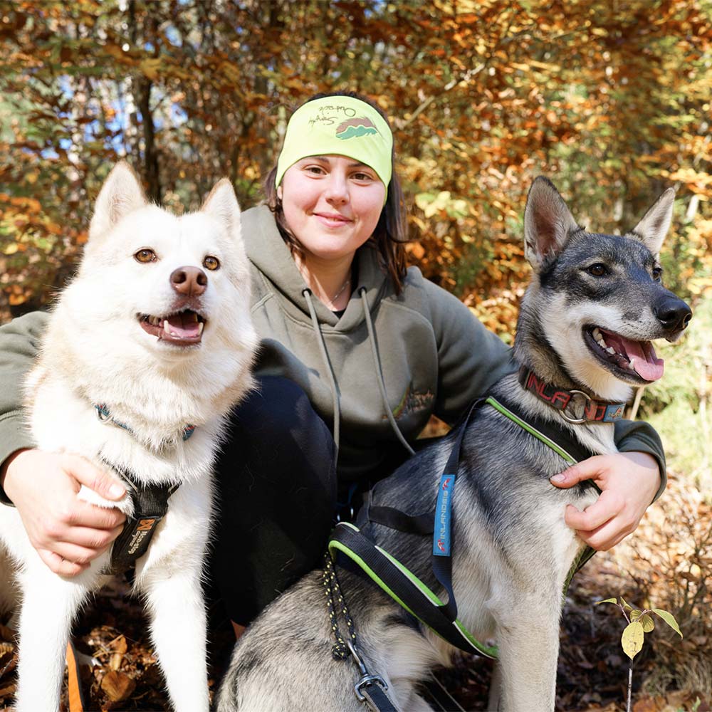 Laura Beitel vom Team Simply Outside mit ihren Hunden Elsa und Balu