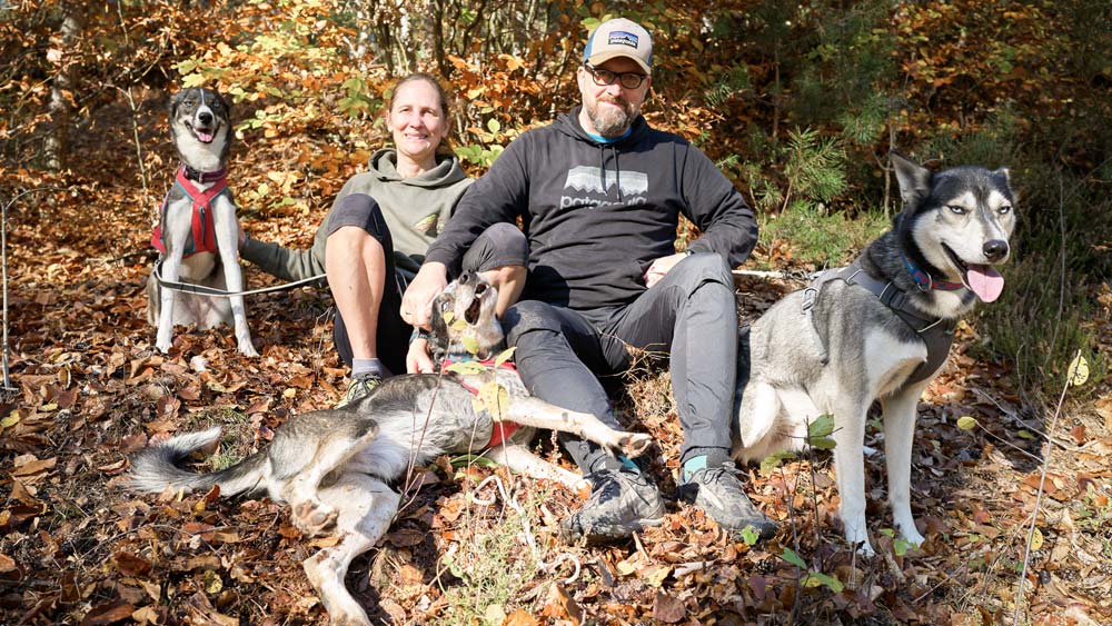 Viola und Peter Hummel vom Team Simply Outside mit ihren Trailrunning-Hunden