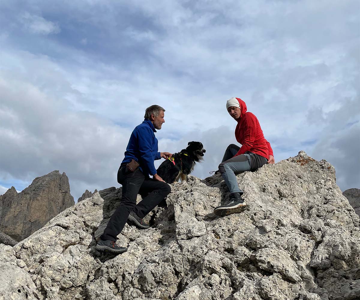 Bergtour mit Hund in den Dolomiten und Training am Felsen