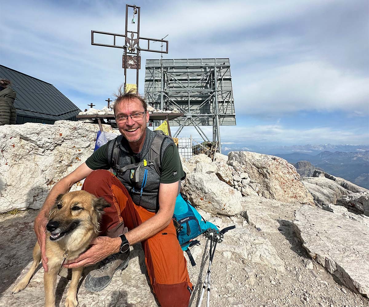 Bergtour mit Hund in den Dolomiten am Gipfel des Piz Boe