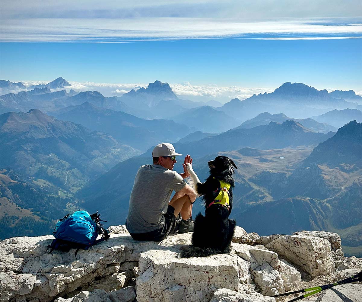 Gipfelglück am Piz Boe bei unserer Bergtour mit Hund in den Dolomiten