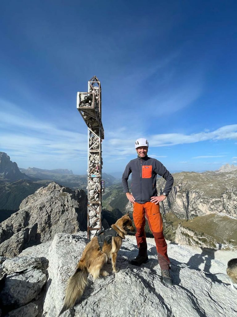 Christoph Bauer und seine Hündin Luni vom Team Simply Outside beim Bergsteigen mit Hund