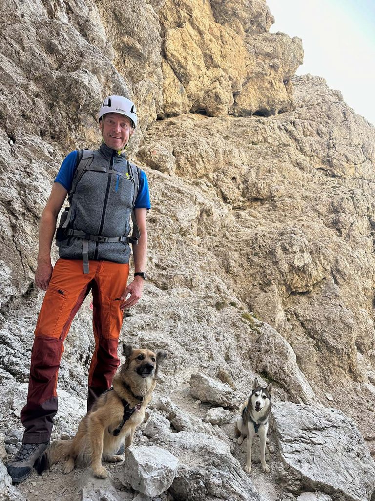 Christoph Bauer und seine Hündin Luni vom Team Simply Outside beim Bergsteigen