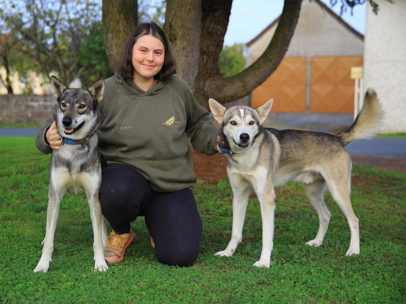 Laura mit ihren Hunden Balu und Friedel vom Team Simply Outside