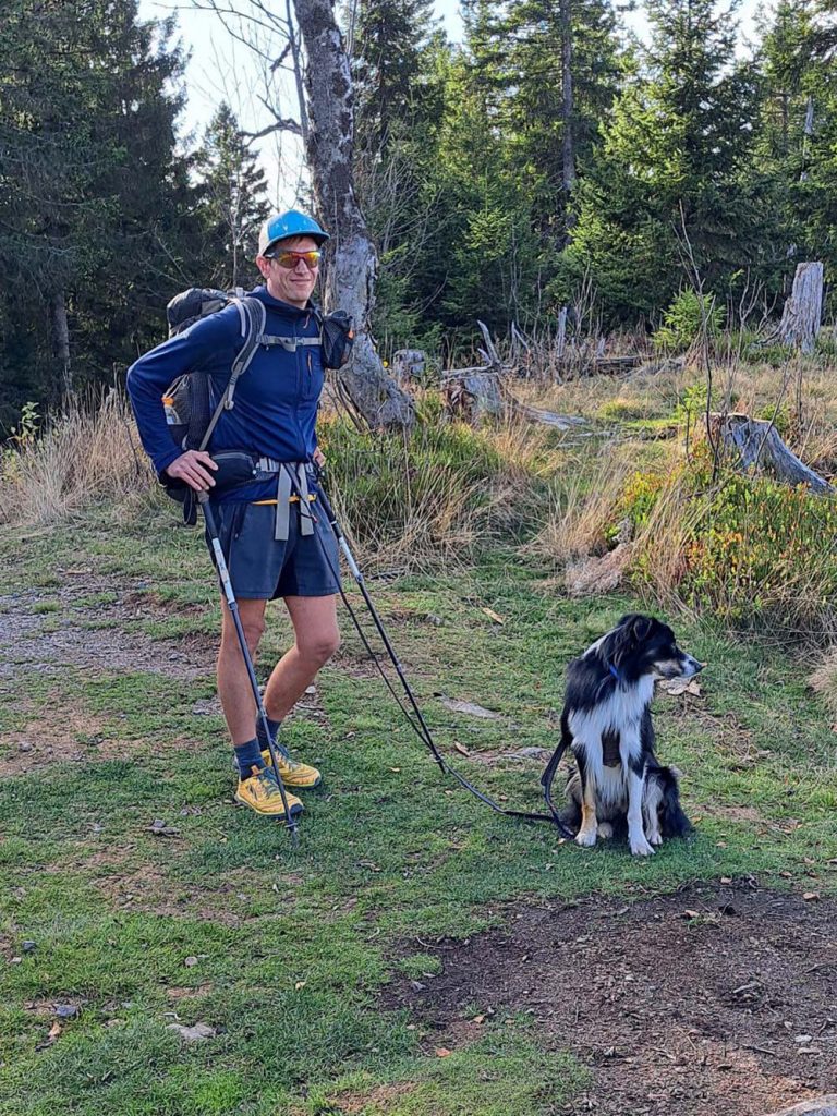 Matthias Bernlöhr und sein Hund Glenn vom Team Simply Outside beim Wandern