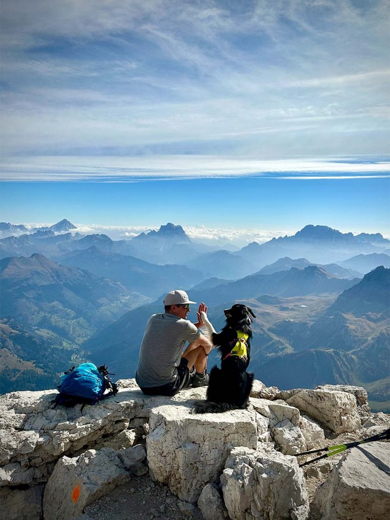 Matthias Bernlöhr und sein Hund Glenn vom Team Simply Outside beim Bergsteigen