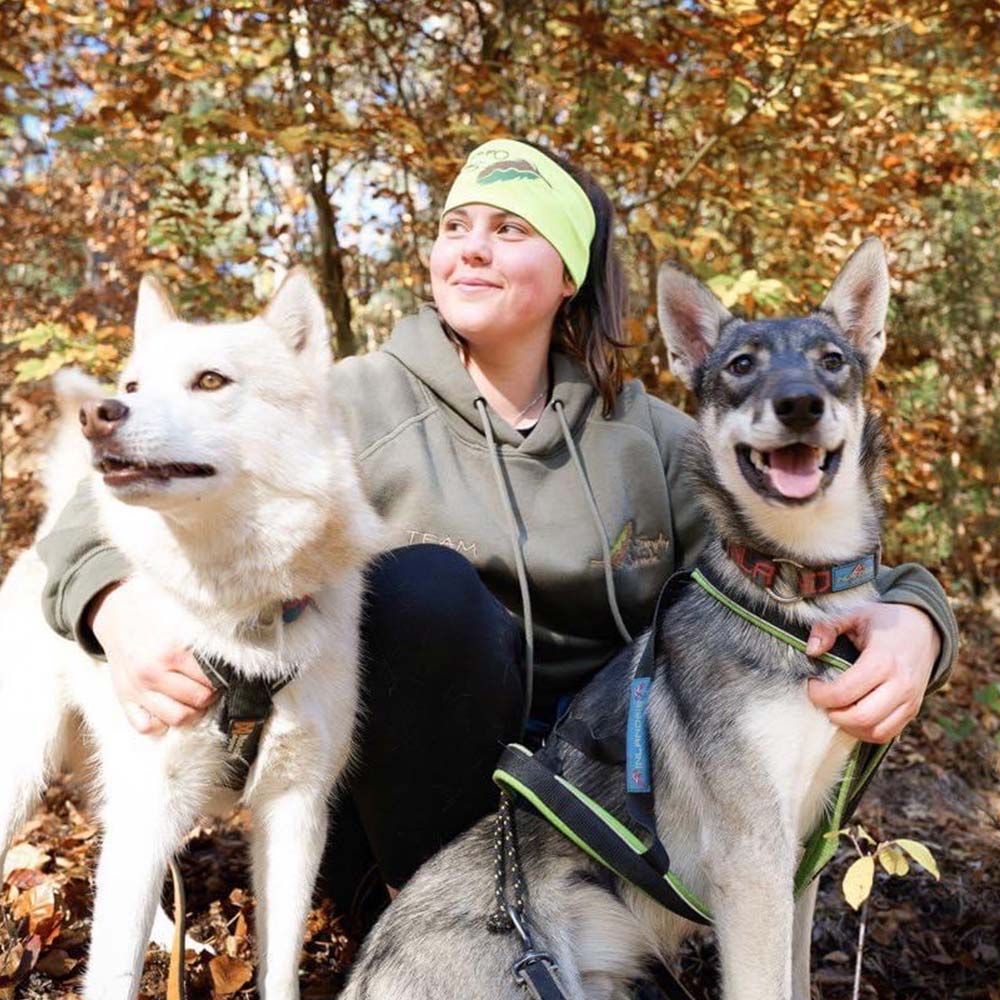 Laura Beitel mit ihren Hunden Elsa und Balu vom Team Simply Outside