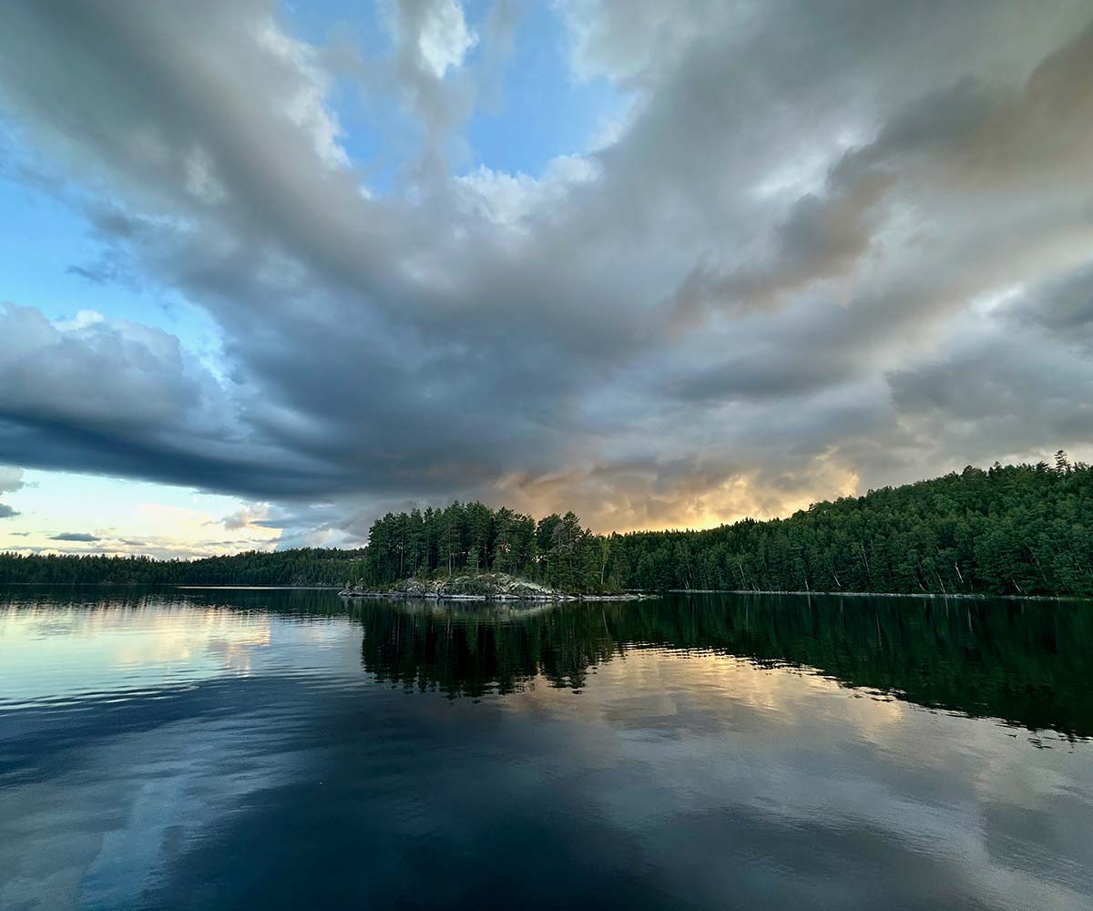 Unberührte Wälder und Seen in Schweden beim Canitrail Event von Simply Outside